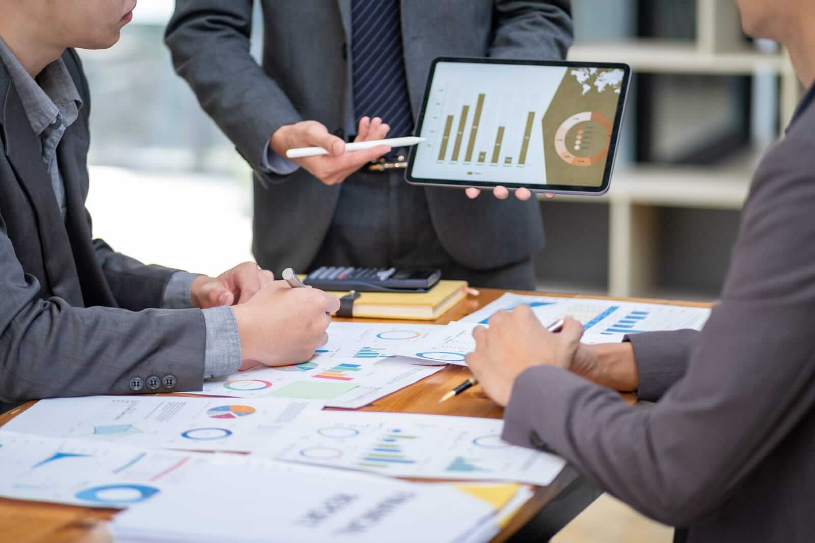 51850606 young smart business people chatting discussion meeting show information figure summary in monitor professional
